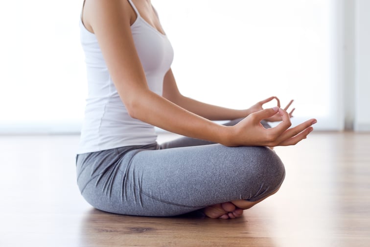 Beneficios del yoga adaptado para la resistencia a la insulina y salud hepática